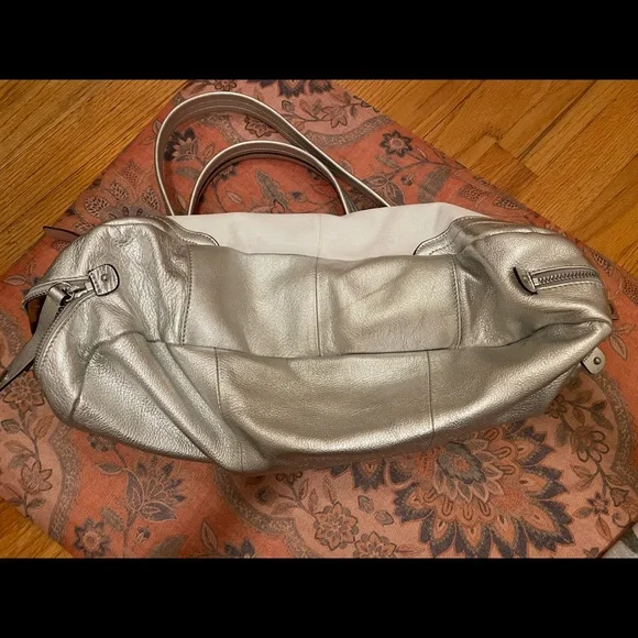 B. Mackowsky white/silver hobo bag - Picture 6 of 11